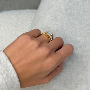 Anillo de Diamantes de Tres Piedras con Corte Radiante de 6 Quilates _ Piedras Laterales con Corte en Forma de Cometa _ Doble Punta _ Oro Amarillo de 18K _ Certificado IGI - Product Image 4