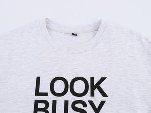 เสื้อยืดลายข้อความสำหรับผู้ชายและผู้หญิง รุ่น Look Busy At Work ปี 2026 สีขาวสว่าง ทรงโอเวอร์ไซส์ ลายตัวอักษรสีดำ สไตล์ลำลองสำหรับใส่ทำงาน - Product Image 2