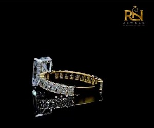 Anillo de compromiso de diamante radiante alargado de 2 CT cultivado en laboratorio, banda de oro macizo con piedras laterales y detalles ocultos. - Product Image 5