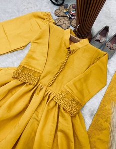Costume Anarkali traditionnel en soie jaune pour filles avec dentelle pour mariage et occasions festives, provenant d'un fournisseur indien - Product Image 5