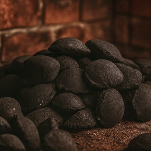 Briquetas de Carbón de Coco de Alto Rendimiento 50x50x27 mm, Larga Duración para Parrillas de Barbacoa, Exportación a Granel, 3 Horas de Duración de Combustión - Product Image 1
