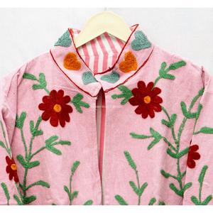 Chaqueta de algodón ecológica con bordado floral hecho a mano de WOODEN BLOCK CRAFT INDIA, unisex, para fiestas, gruesa, transpirable y de secado rápido para invierno. - Product Image 4