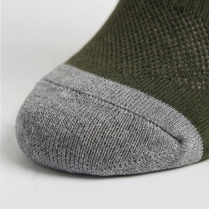 Calcetines Deportivos Verde Oliva con Patrón Geométrico, Transpirables, de Poliéster, Algodón y Elastano, para Senderismo, Actividades al Aire Libre, Otoño, Adultos, Corte Regular - Product Image 6