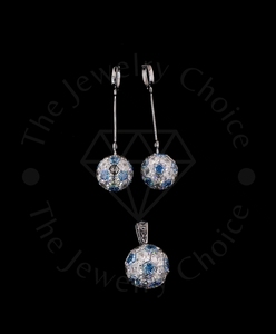 Juego de Joyería con Colgante y Pendientes de Diamantes de Laboratorio con Corte Hexagonal de 55 CT, Oro Blanco de 14K, Engaste Invisible Brillante Azul Blanco - Product Image 2