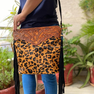 Bolso elegante de piel de leopardo para mujer, bolso bandolera elegante con flecos a mano, bolso bandolera de cuero bohemio gitano, nueva colección - Product Image 3