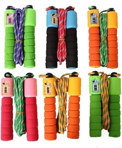 Corde à sauter réglable avec compteur numérique et poignées en mousse pour l'entraînement physique des enfants et la gym - Product Image 1