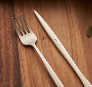 Forchetta in Bronzo Coreana Artigianale Premium NOBBAN, Stuzzicadenti Tradizionale in Ottone per Dessert e Frutta, Regalo di Lusso e Bomboniera - Product Image 1