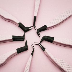 Pince à cils rose personnalisée à marque privée avec manche en forme de cœur, pince à cils pour extensions avec poignée en fibre en forme de cœur - Product Image 1