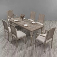 Chaise Louis élégante avec dossier en rotin, offrant une touche de charme provincial français pour les événements spéciaux