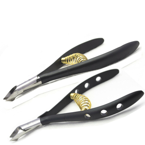 Cortacutículas Recto Negro Mate con Logotipo Personalizado, Resorte Dorado, Acero Inoxidable, Removedor de Piel Muerta para Pedicura y Manicura - Product Image 3