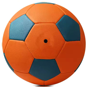 Ballon de handball TORO SKINS, matériau de haute qualité, forme équilibrée, couche extérieure durable et imperméable pour les séances d'entraînement en intérieur/extérieur - Product Image 4