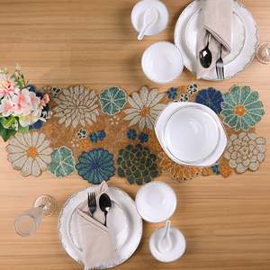 Napperon de table Flora-Exhibit brodé à la main, motif floral vintage moderne, tissé et brodé, décoration de cuisine de luxe avec logo personnalisé pour mariages - Product Image 2