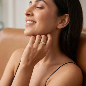 Anillo de Compromiso de Diamantes con Corte Marquesa en Oro Amarillo para Mujer, Estilo Clásico - Product Image 4