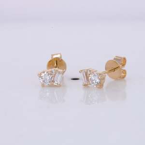 Pendientes Pequeños de Plata de Ley 925 con Tres Piedras de Circonita Cúbica de Corte Baguette Brillante y Geométrico de Moda para Boda - Product Image 5