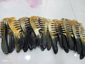 Peigne en corne de bœuf naturelle fait à la main, brosse à cheveux antistatique pour massage du cuir chevelu, outil traditionnel de soin des cheveux à la kératine pour le coiffage quotidien - Product Image 4