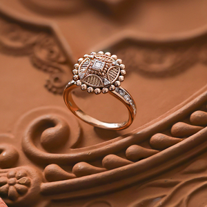 Anillo de Diamantes Floral Vintage de Lujo en Oro Rosa de 18K con Diamante Cuadrado en el Centro y Diseño de Halo con Cuentas - Product Image 1