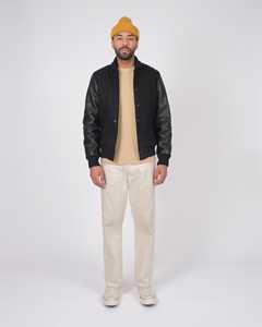 Chaqueta Varsity Premium Negra para Hombre, Estilo Clásico Bomber con Cuello Alto y Logotipo Frontal, Estilo Urbano Letterman - Product Image 2