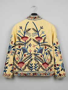 Chaqueta Bordada Suzani de Lino y Algodón Amarillo Pálido Hecha a Mano para Mujer, Abrigo Vintage con Diseño Floral Kashmiri, Estilo Étnico Boho Kim - Product Image 3