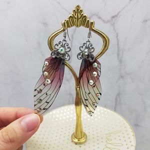 Pendientes de moda con alas de cicada y diamantes de imitación brillantes, de plástico y aleación de zinc, con brillo rosa a crema. - Product Image 2