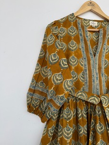 Robe longue en coton à motif cachemire moutarde pour femme, col en V, manches 3/4, vente en gros pour boutiques - Product Image 4