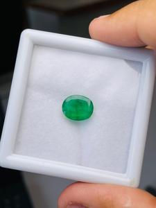 Émeraude naturelle de Zambie, taille ovale, 3,53 carats, qualité AAA, lustre superbe, belle couleur, coupe et polissage parfaits pour la création de bijoux. - Product Image 1