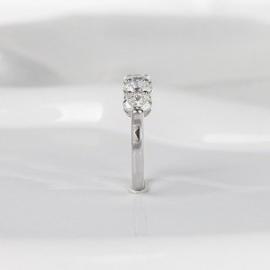 แหวนเพชรรูปไข่เพาะเลี้ยงแบบครึ่งวง 1.8 กะรัต ทอง 14K ดีไซน์เรียบหรูทันสมัย เหมาะสำหรับสวมซ้อนกับแหวนแต่งงาน - Product Image 3