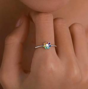 Bague en argent sterling avec petite fleur souriante, taille ajustable, bijou fleur arc-en-ciel mignon, bague fleur délicate et raffinée - Product Image 5