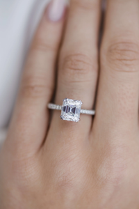 Bague de fiançailles pour femme en diamant taille émeraude, sertie à griffes, style classique - Product Image 4