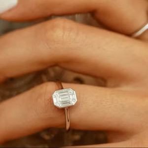 Bague de fiançailles/mariage pour femme en or 14 carats avec diamant de laboratoire taille émeraude 2,10 carats, certifié IGI, style vintage - Product Image 1