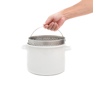 Cubo de hielo minimalista de metal blanco con dos asas laterales rectangulares, una tapa metálica plana y un pomo superior de madera natural ligera. - Product Image 6