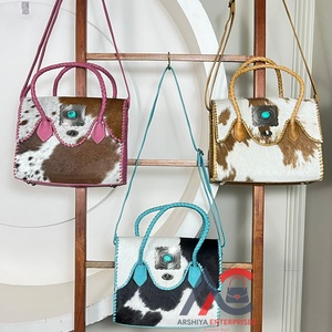 Bolso Tote de Cuero Genuino Hecho a Mano con Pelo de Vaca, Nuevo Bolso Casual de Cuero Genuino con Concho Turquesa para Mujer - Product Image 1