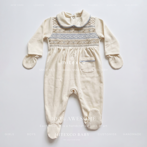 Miexco Vente en gros de vêtements pour bébés : Barboteuse à manches longues brodée main avec traîne pour bébé garçon - Product Image 1
