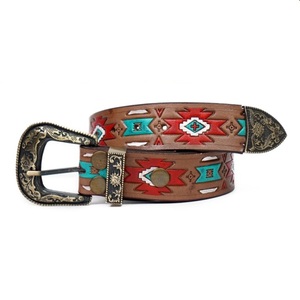 Cinturón unisex de cuero marrón tostado estilo western con grabado floral, hebilla de latón, pasador de cinturón y extremo de lazo, resistente y de longitud ajustable. - Product Image 2