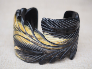 กำไลข้อมือทำจากเขาควายธรรมชาติ แกะสลักลายใบไม้ โดย Perfect Enterprises - Product Image 4