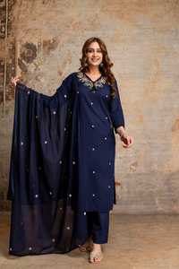 Conjunto de traje de diseñador viral de algodón azul marino premium de 60x60 con kurta bordada, pantalones a juego y dupatta para mujer, ropa étnica. - Product Image 1