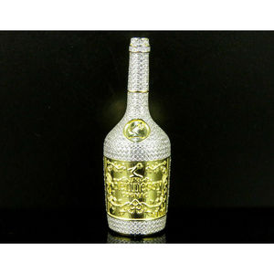 Colgante de Botella Hennessey de Lujo y Alta Calidad |   Joyería Hip Hop Unisex con Incrustaciones de Diamantes, Certificada por Terceros - Product Image 1