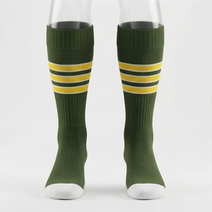 Chaussettes rayées vertes jusqu'aux genoux avec bandes jaunes et blanches, chaussettes de basket-ball en coton respirant pour adultes, à porter en été - Product Image 1