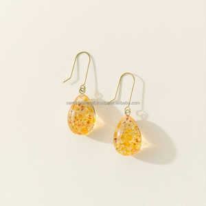 Boucles d'oreilles classiques en résine religieuse avec perle et diamant lune et bijoux pendentifs en forme de numéro pour les mariages - Product Image 6