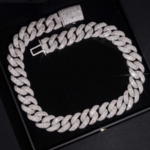 Cadena de eslabones cubanos de moissanita de lujo con engaste pavé de diamantes y diseño hip hop plateado brillante - Product Image 2