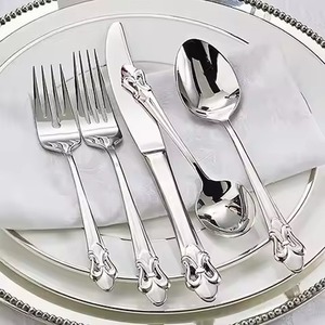 Ensemble de couverts en métal pour restaurant moderne, collection inspirée des tendances pour une mise en scène de table élégante - Product Image 1