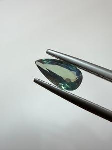 Gema de Alejandrita Natural Verde Azulado Corte Pera Suelta para Coleccionistas de Joyas y Fabricación de Anillos Personalizados Certificada IGI con Cambio de Color - Product Image 1