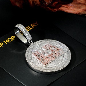 Collar con la frase 'Billion Dollar Mindset' con incrustaciones de diamantes micro pavé tipo baguette, colgante de disco 3D, estilo hip hop brillante, ideal para regalo - Product Image 2