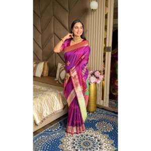 Sari en soie douce magenta Ikkat Patola avec bordure en Zari doré et pallu motif paon Meenakari par Elite Weaves - Product Image 3