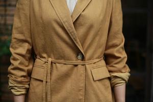 Elegante chaqueta de ramio 100% para mujer, de doble botonadura diseño clásico, relleno de algodón, cierre de botones, detalle de corbata, transpirable, crudo - Product Image 3