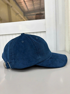 Gorra de Pana de 6 Paneles sin Estructura con Logotipo Personalizado y Hebilla Metálica, Estilo Clásico y Energético para Adultos, Hecha en Injae Vina - Product Image 4