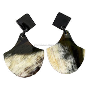 Boucles d'oreilles pendantes classiques uniques en corne de buffle naturelle, faites à la main, personnalisables (couleur, logo), luxe, mode, très populaires - Product Image 1