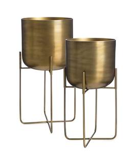 Jardinière décorative en métal finition or, fabrication artisanale de Moradabad, révèle un savoir-faire de qualité supérieure, élégance discrète pour l'utilisation en jardin. - Product Image 3