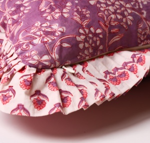 Funda de cojín con estampado floral morado y borde con volantes – Cojín decorativo bohemio 100% algodón – Funda de almohada decorativa estilo rústico - Product Image 6