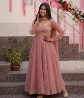Nouvel ensemble Salwar Kameez en soie brodée de créateur KV avec pantalon et dupatta pour les fêtes