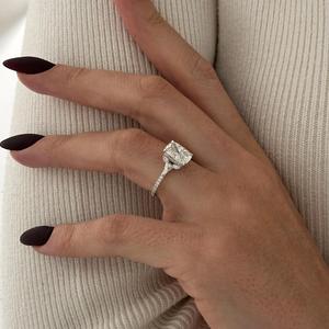 Bague de fiançailles en platine avec diamant taille coussin pour femme, sertie de griffes classiques - Product Image 6
